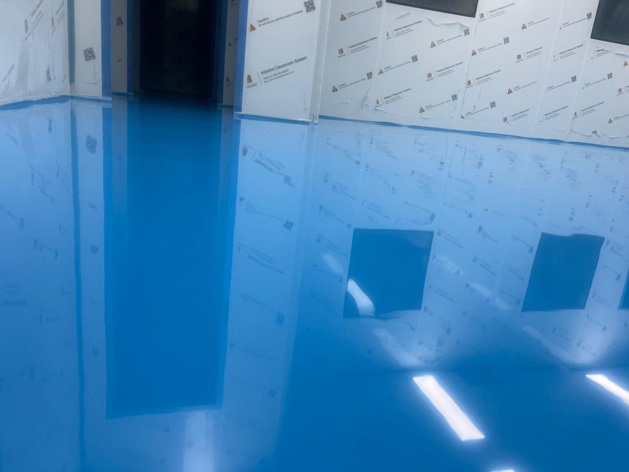 High-gloss blue epoxy flooring installed in a cleanroom facility